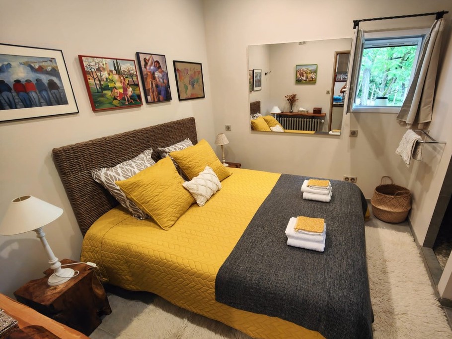 The bedroom with its shower