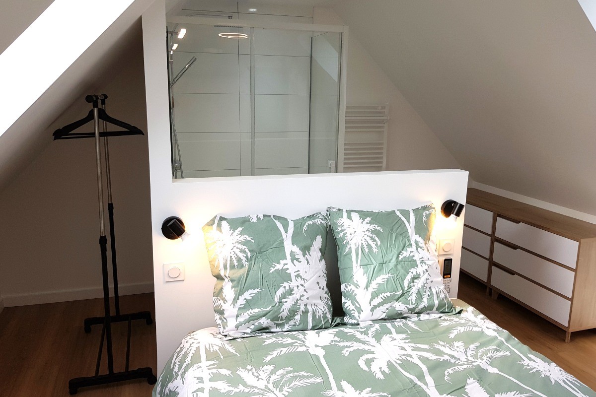 Chambre climatisée à l'étage sous comble pour 2 personnes (lit 140 cm) avec salle d'eau attenante.