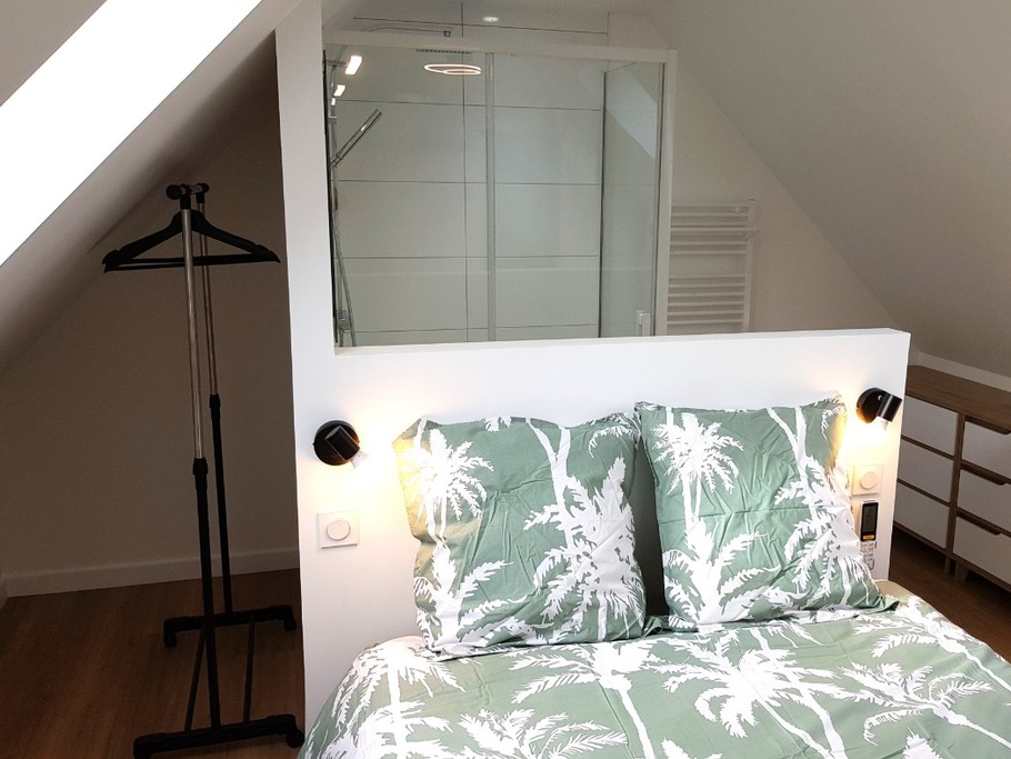 Chambre climatisée à l'étage sous comble pour 2 personnes (lit 140 cm) avec salle d'eau attenante.