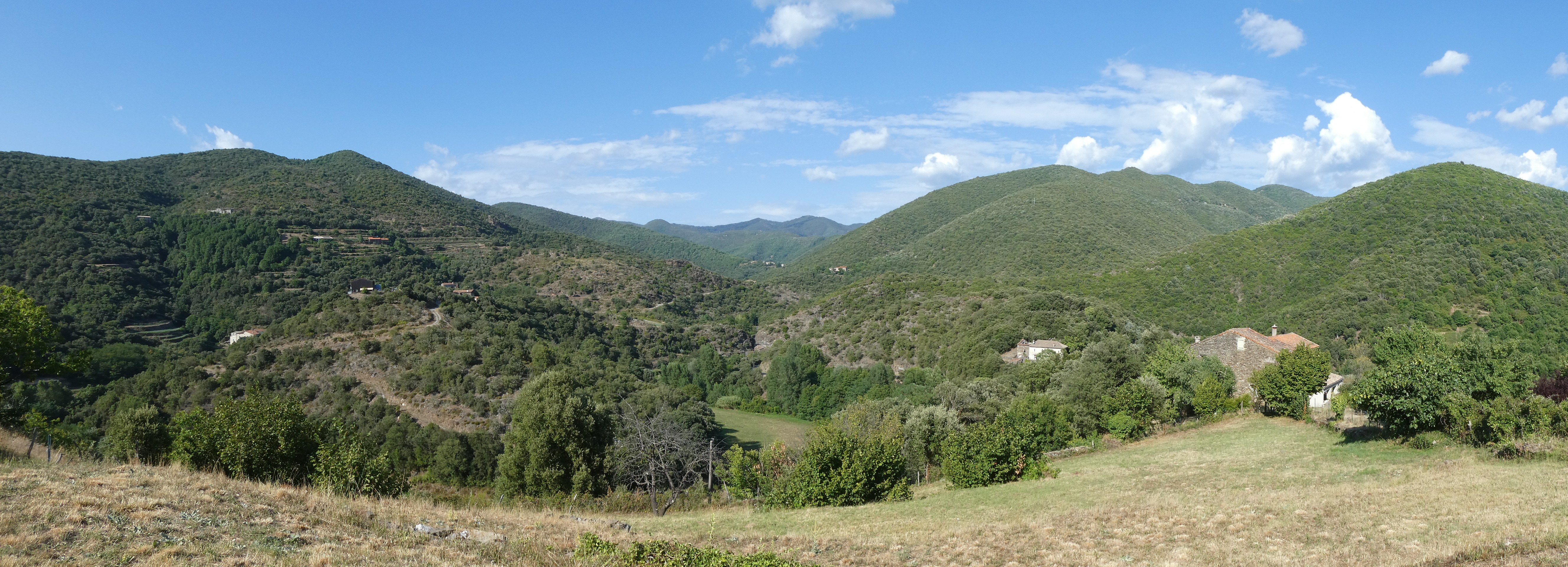 Vue depuis les hauteurs vers le hameau de SANISSAC et les montagnes - ST MARTIAL - Le Mont du Liron
