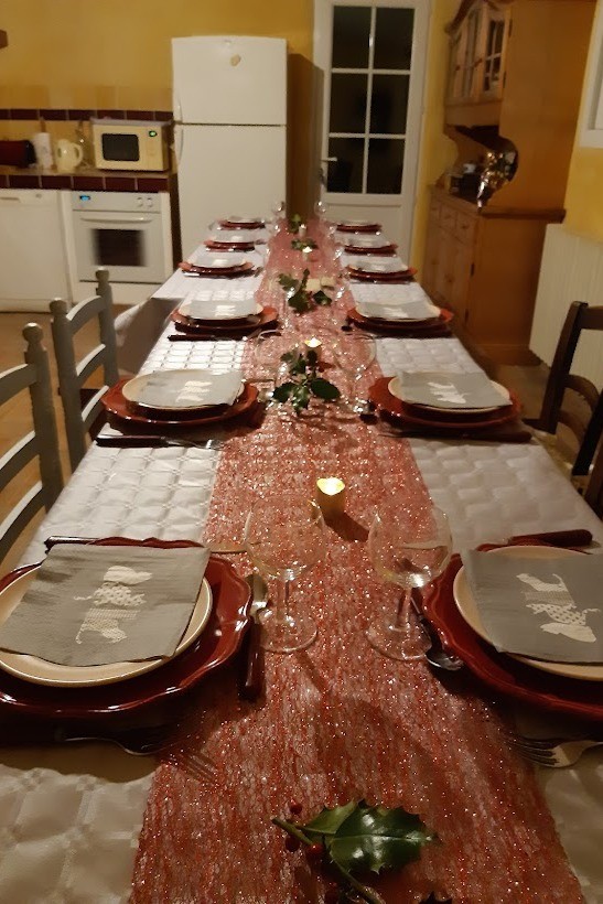 Table 12 personnes dans l'Amandier