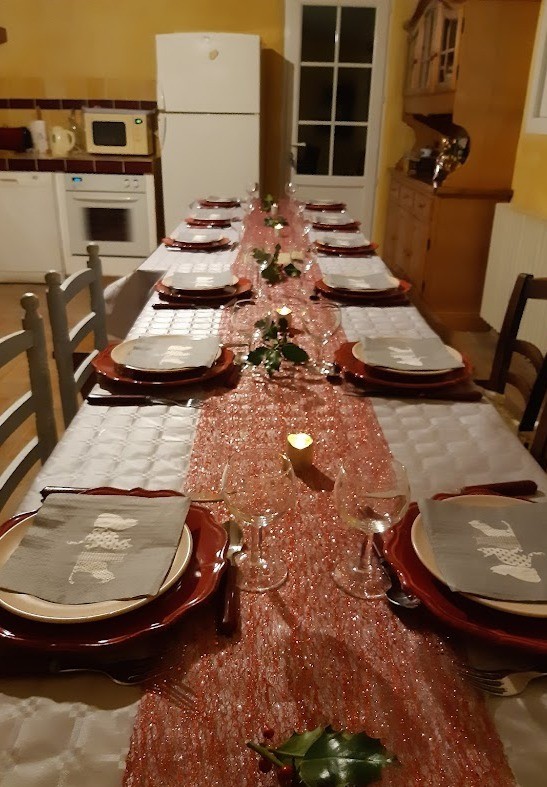 Table 12 personnes dans l'Amandier