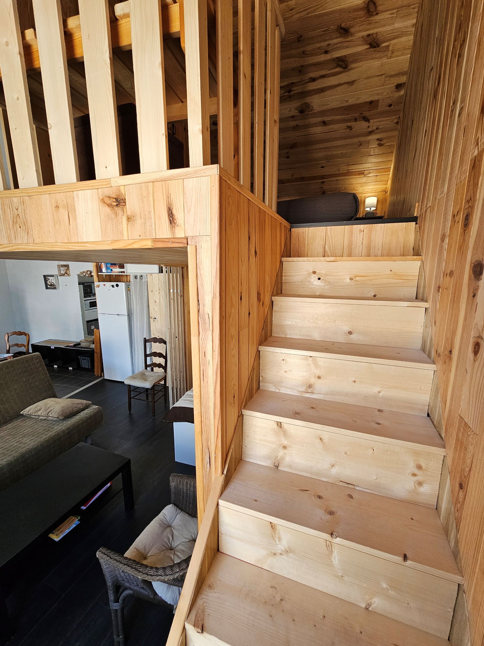 Petit escalier pour monter à la mezzanine
