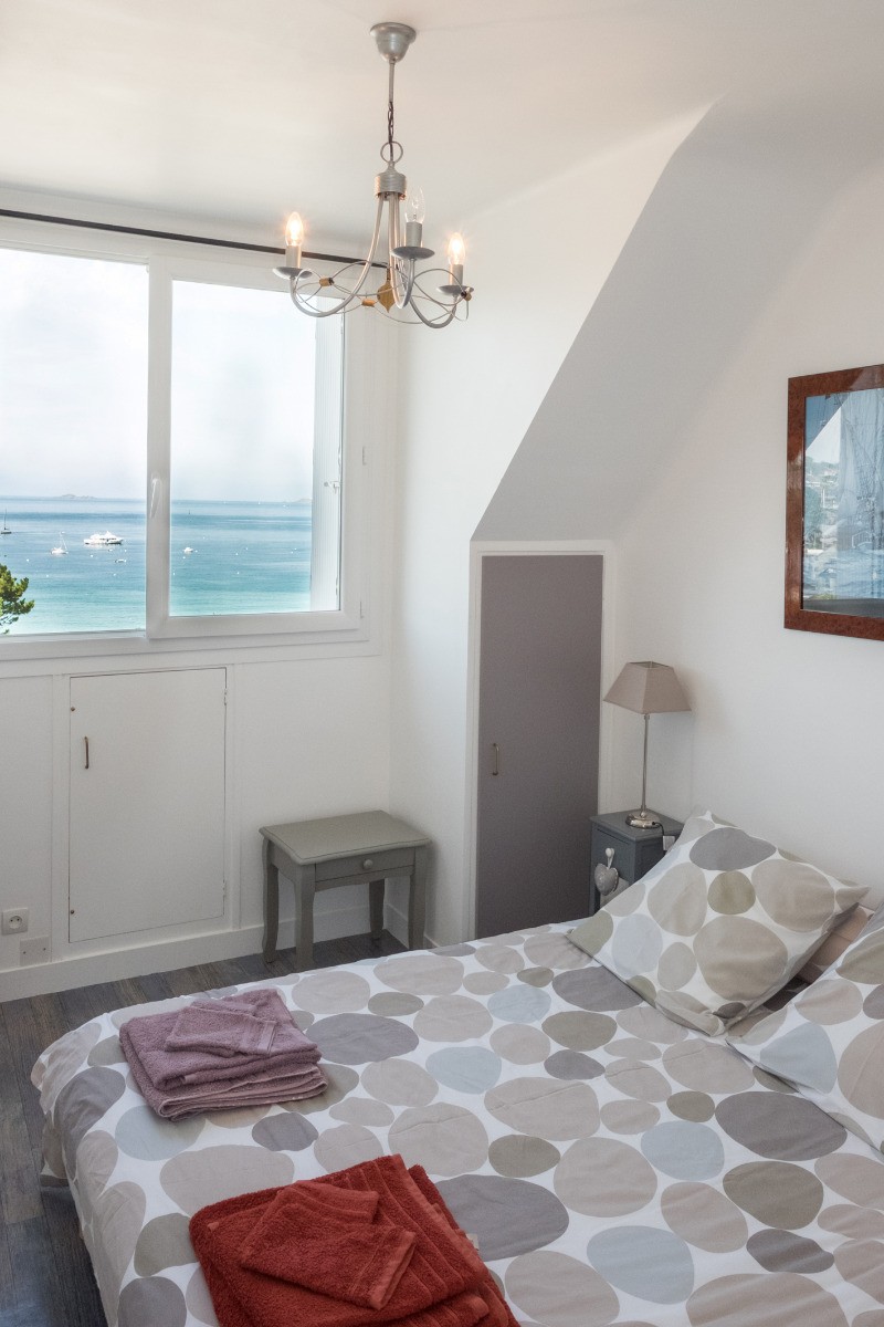 MENES location Perros-Guirec Chambre grise côté mer