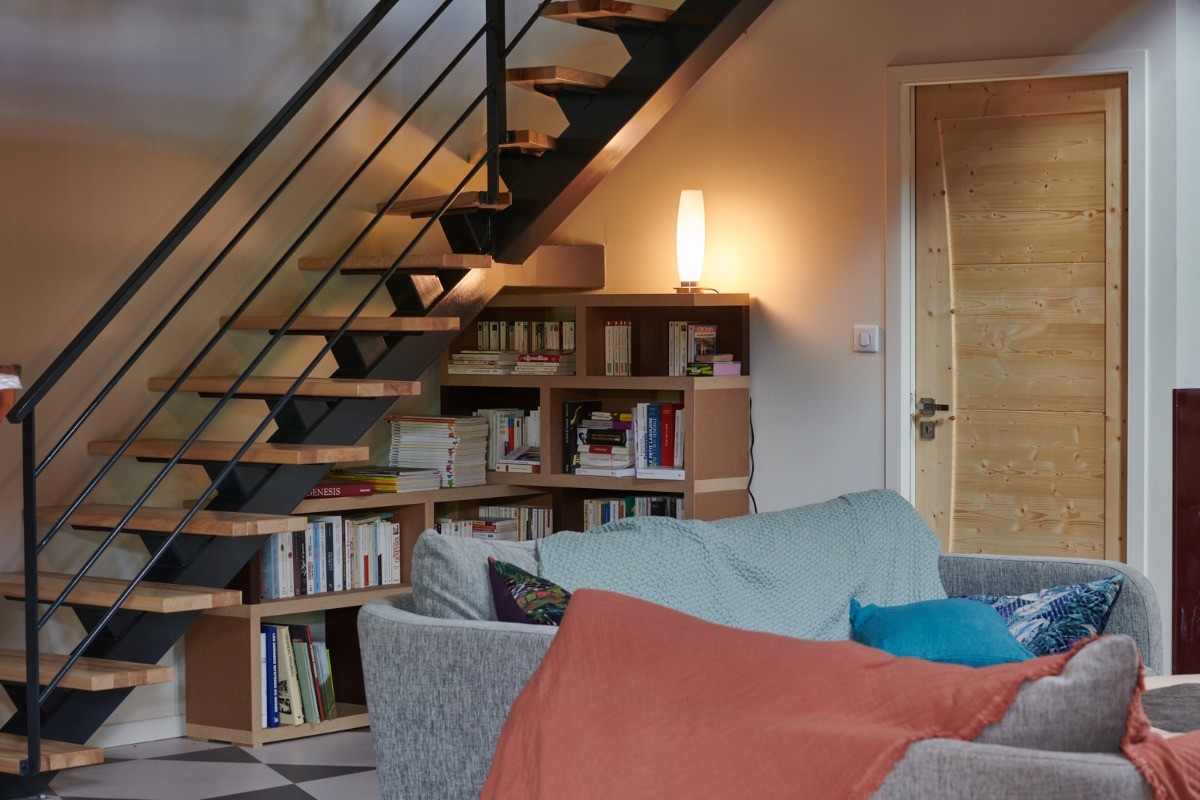 Bibliothèque sous l'escalier dans le salon