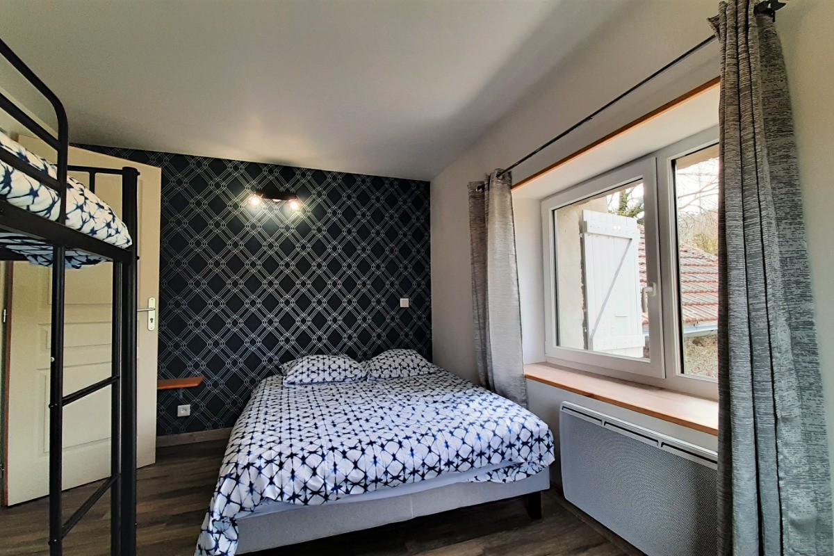 2ème niveau - chambre n°1 - 1 lit en 140x190 cm + 2 lits 1 pers. superposés en 90x200 cm.