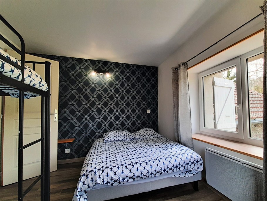 2ème niveau - chambre n°1 - 1 lit en 140x190 cm + 2 lits 1 pers. superposés en 90x200 cm.