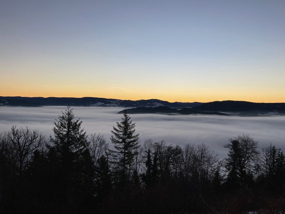 A 15 min de rando, profitez du couché ou du levée de soleil au dessus des nuages - L'Annexe