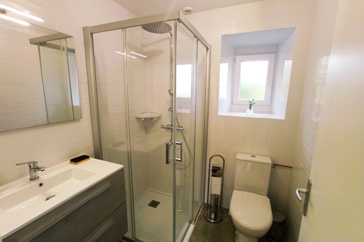 Une salle d'eau avec wc au RDC