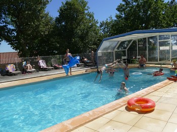 Espace piscine Village de Gîtes Les Collines d'Eyvigues 24580 Salignac Eyvigues Clévacances