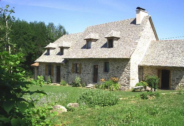 Gîte en pierre avec jardin - Location vacances Cantal