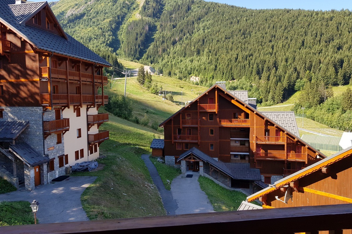 le balcon de l'appartement sur le bâtiment qui comporte la piscine ainsi que le sauna, le hammam et la salle de sport