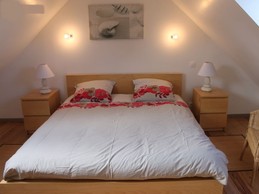 chambre 1 à l'étage avec lit 160 x 200