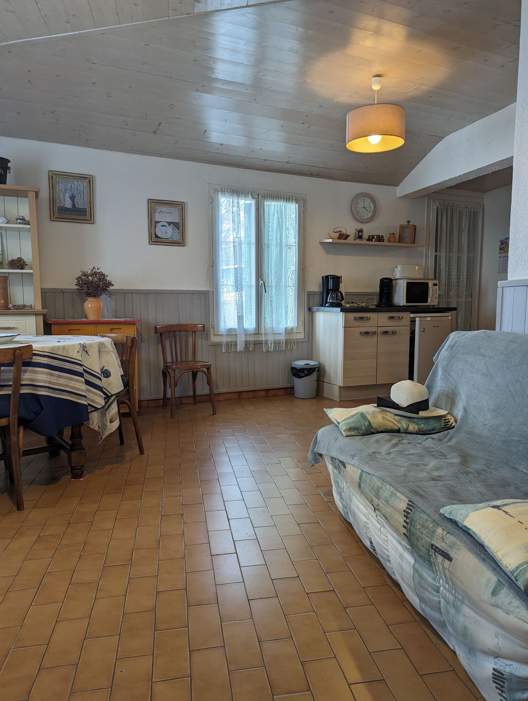 Kitchen sofa and table