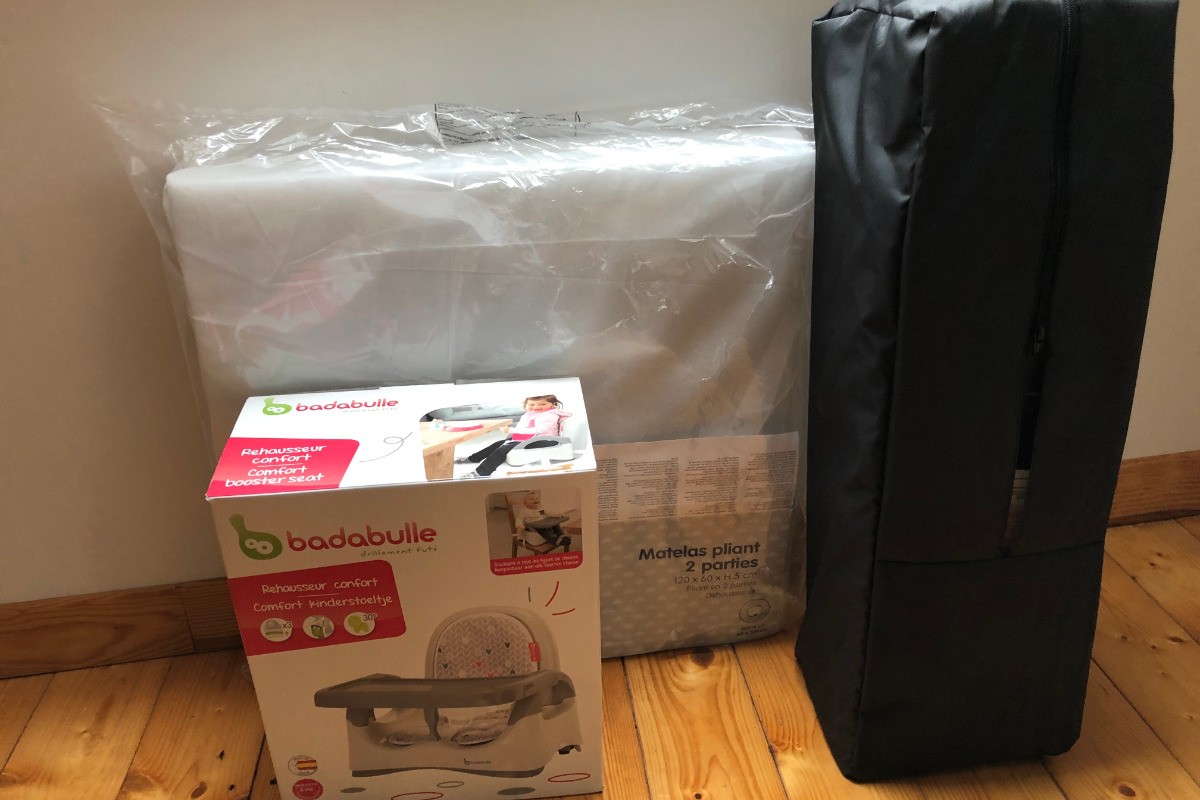 Lit pliant bébé avec matelas et alèse et chaise haute nomade