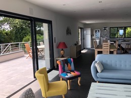 Salon ouvert sur la terrasse et le jardin