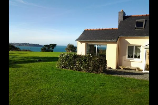 LE MARREC Location Trélevern jardin et vue mer