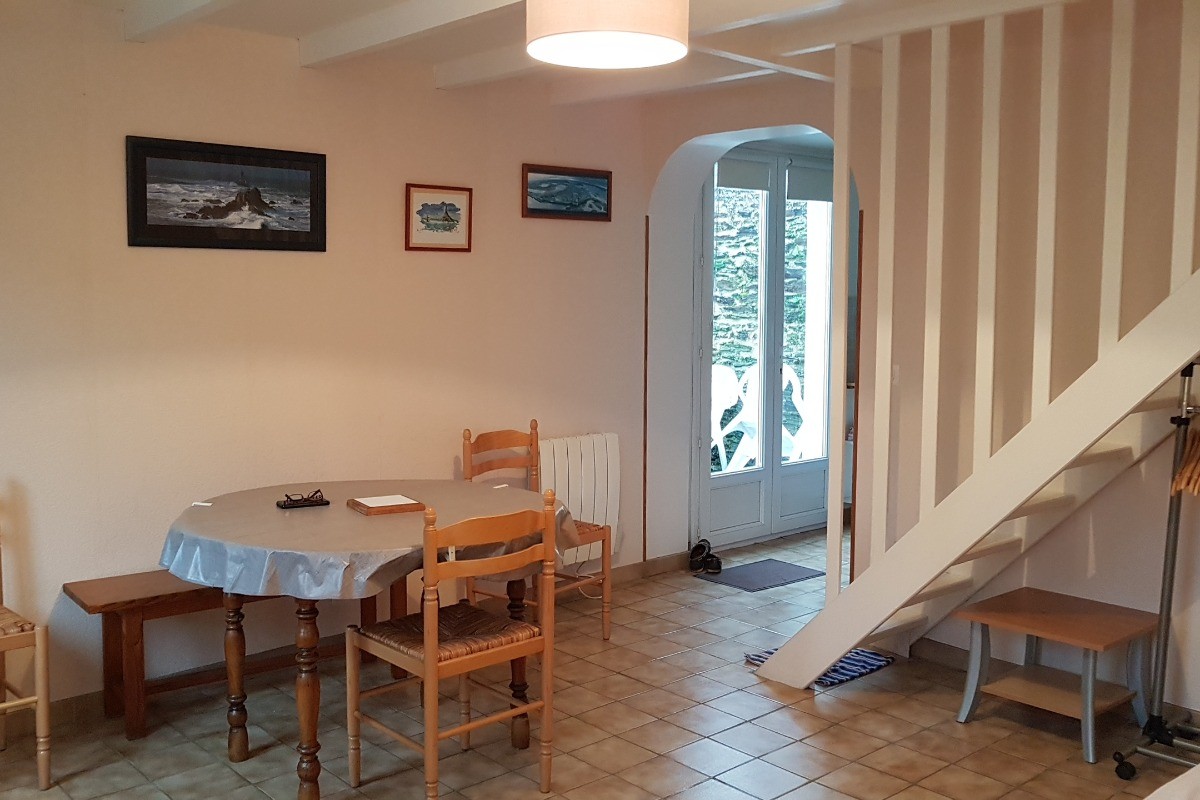 La pièce de vie ouverte vers la cuisine et la terrasse extérieure privative