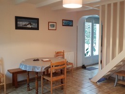 La pièce de vie ouverte vers la cuisine et la terrasse extérieure privative