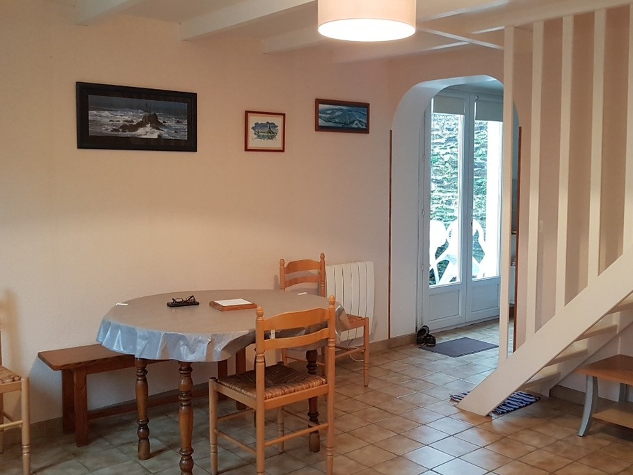 La pièce de vie ouverte vers la cuisine et la terrasse extérieure privative