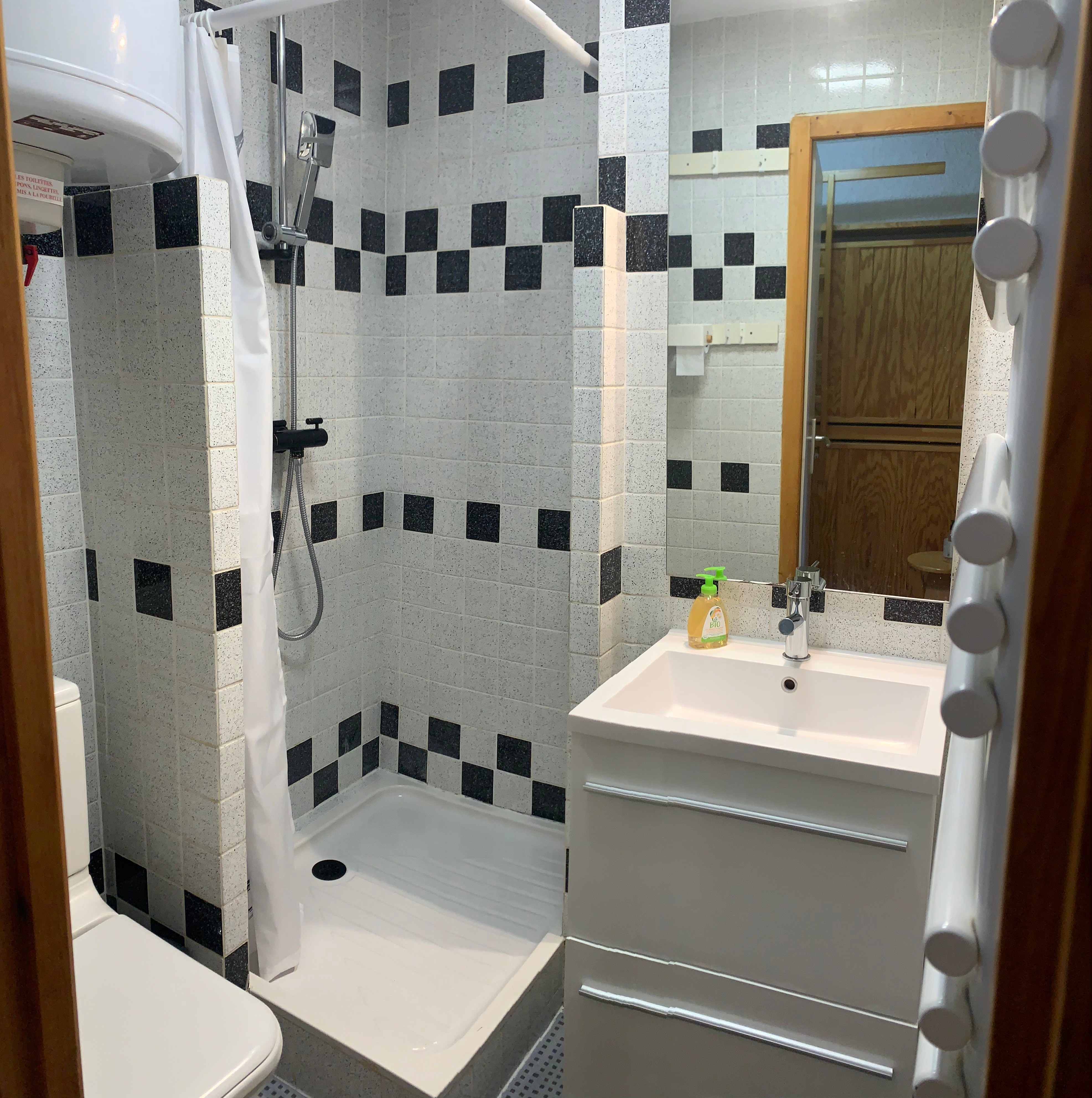 Salle d’eau avec toilettes.