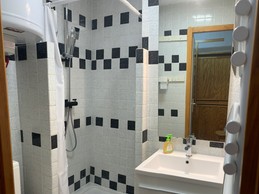 Salle d’eau avec toilettes.