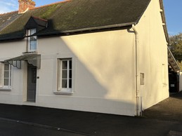 Façade avant du gîte, situé en plein centre du petit bourg de Piré-Chancé