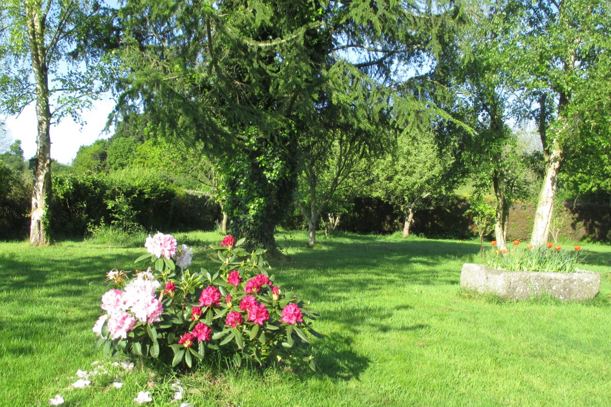 Location Tréguidel, clévacances, Mme Lalles, vue extérieure du jardin clos