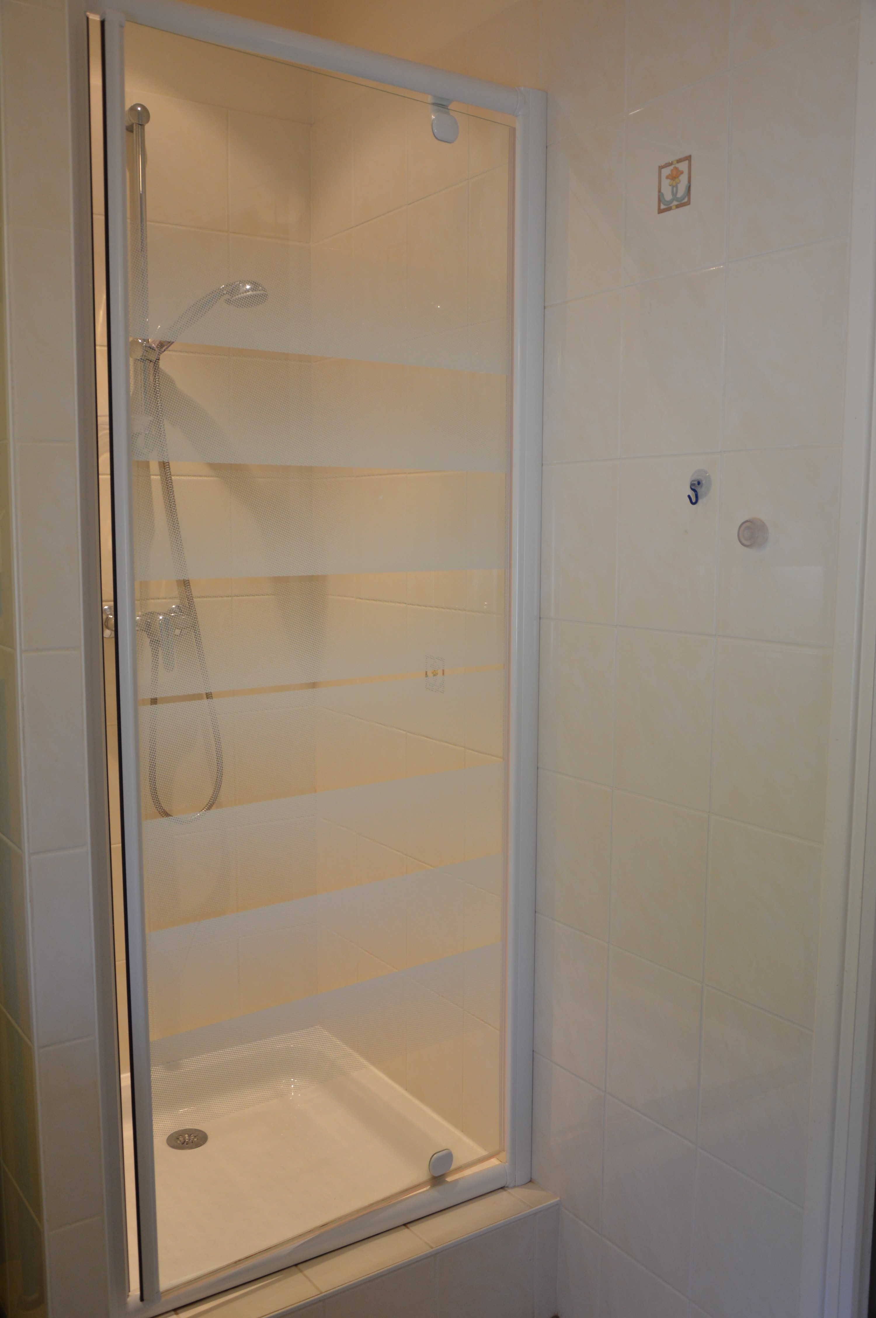 Salle d'eau de plain pied avec douche et WC indépendant à proximité immédiate de la chambre 1. 