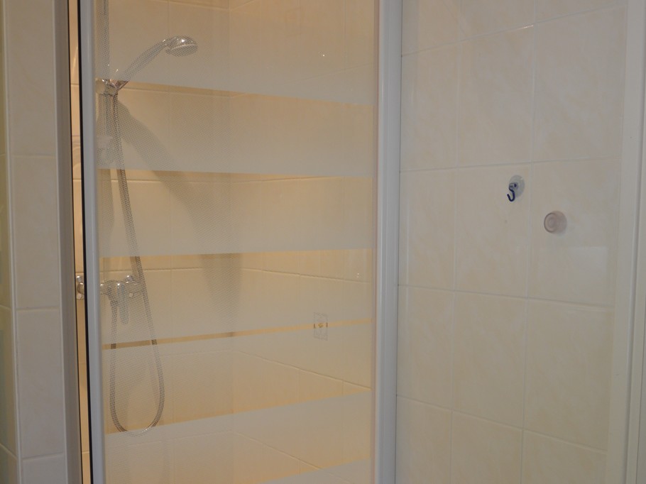 Salle d'eau de plain pied avec douche et WC indépendant à proximité immédiate de la chambre 1.