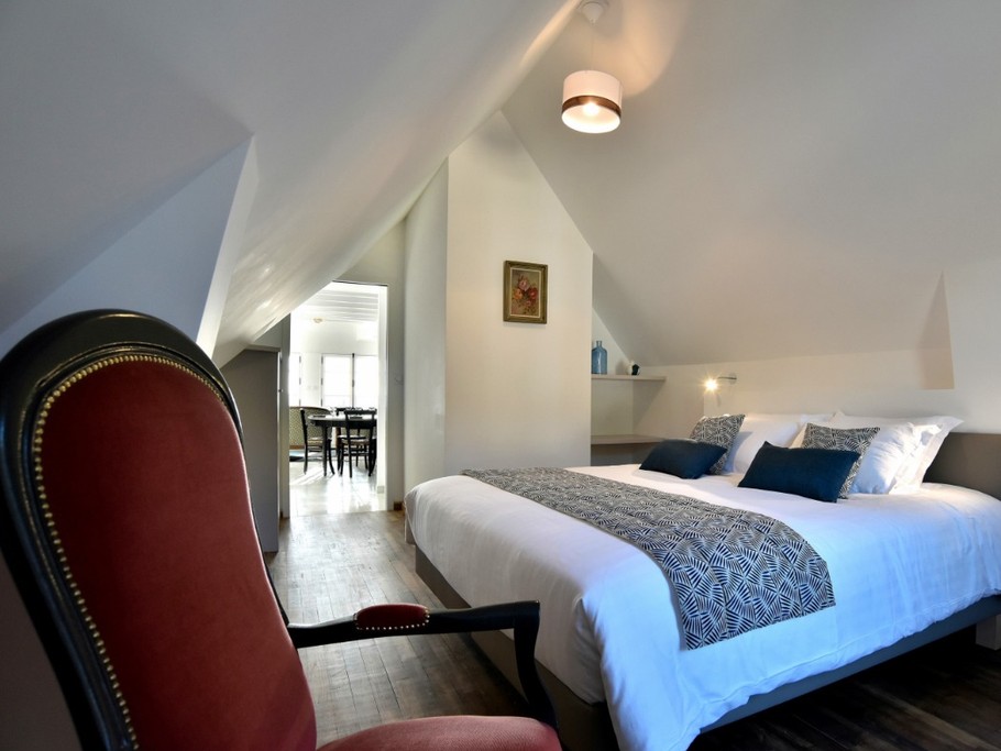 Chambre indépendante pour 2 personnes (grand lit 180 cm) avec dressing. Situé côté cour, vous dormirez dans le plus grand calme.