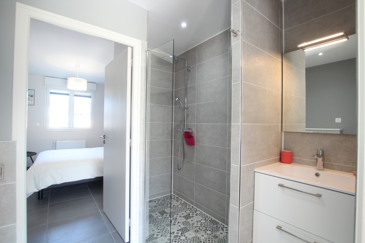 Salle d'eau communiquant avec la chambre au rdc