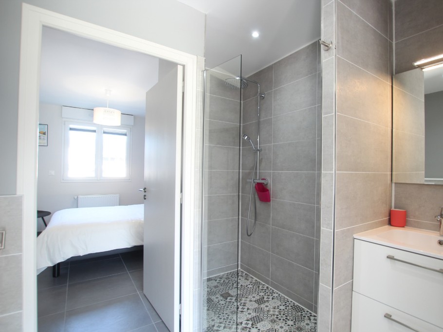 Salle d'eau communiquant avec la chambre au rdc