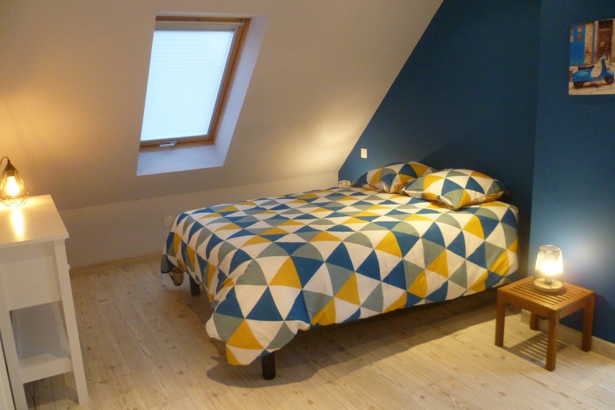 Chambre à l'étage avec 1 lit 140cm