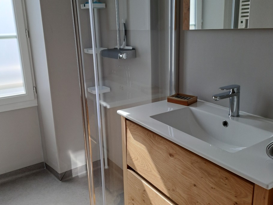 Shower room upstairs