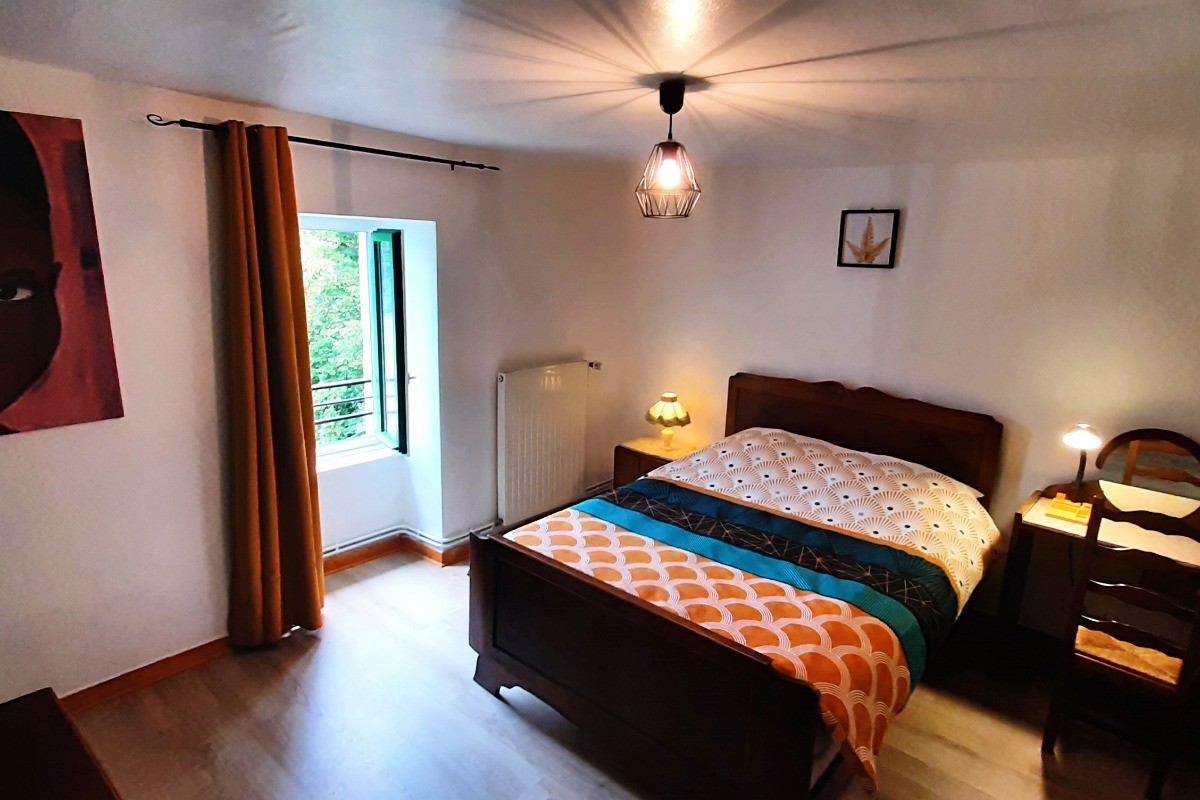 Chambre 2: 1 lit 2 pers. en 140 cm x 190 cm.