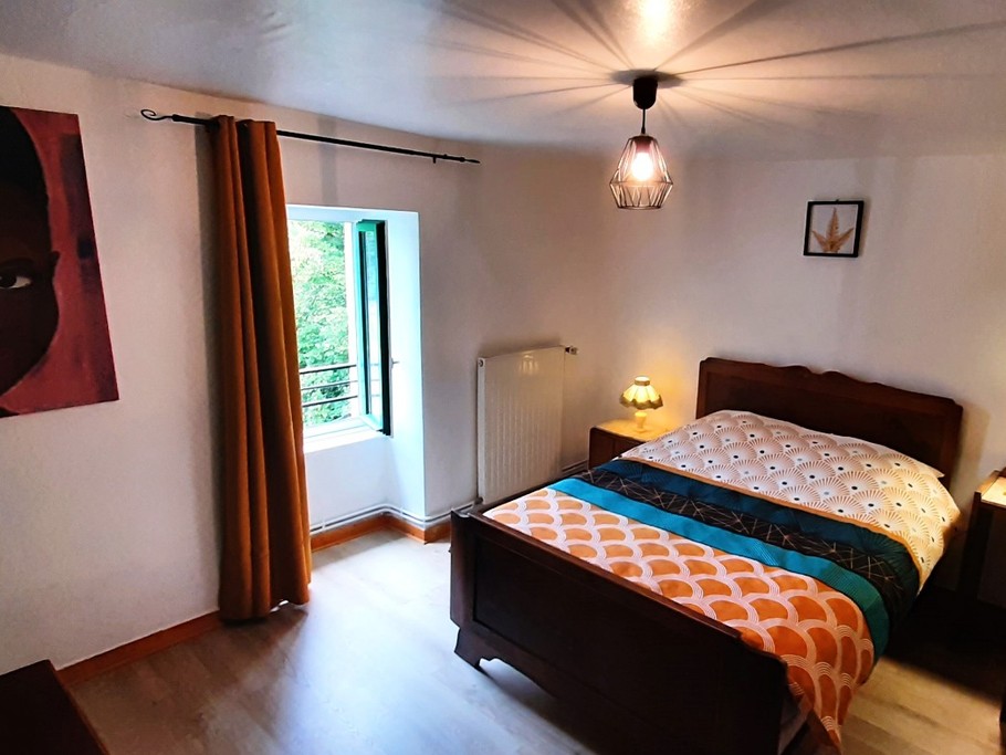 Chambre 2: 1 lit 2 pers. en 140 cm x 190 cm.