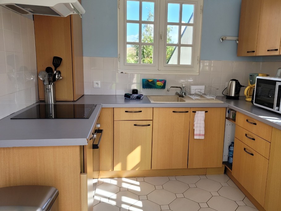 Location, 4/6 personnes à TREBEURDEN à 5 minutes PLAGE - 10 minutes PERROS-GUIREC - COTES D'ARMOR - BRETAGNE - cuisine