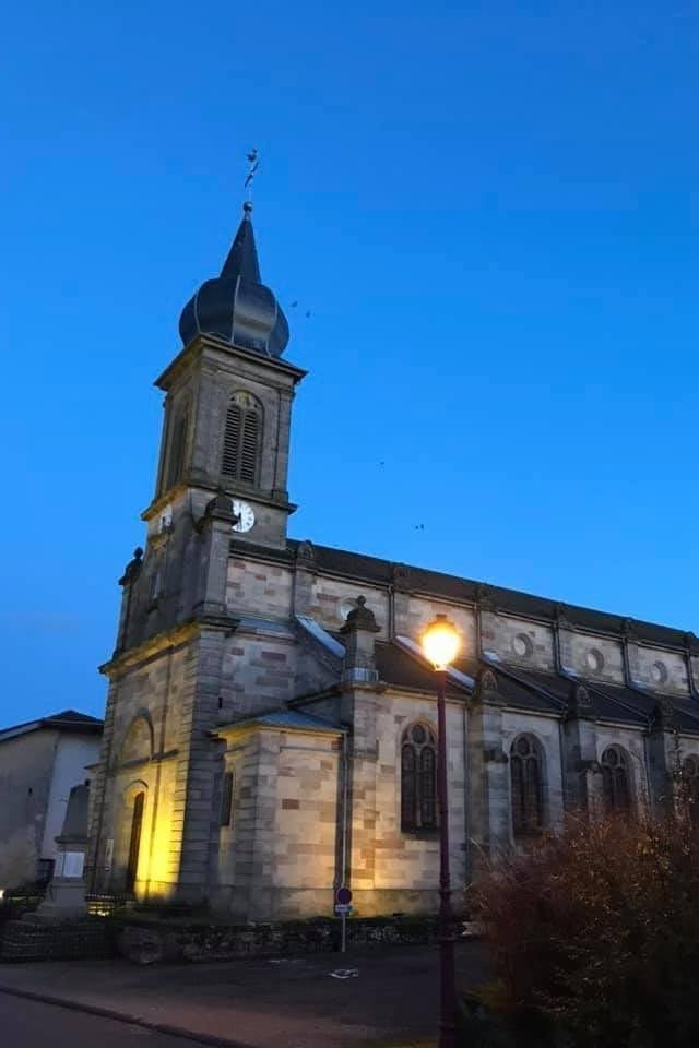 Eglise de Guey avec son clocher en forme de bulbe