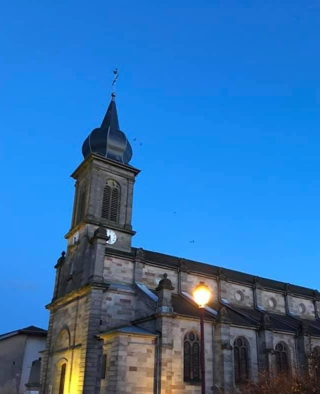 Eglise de Guey avec son clocher en forme de bulbe