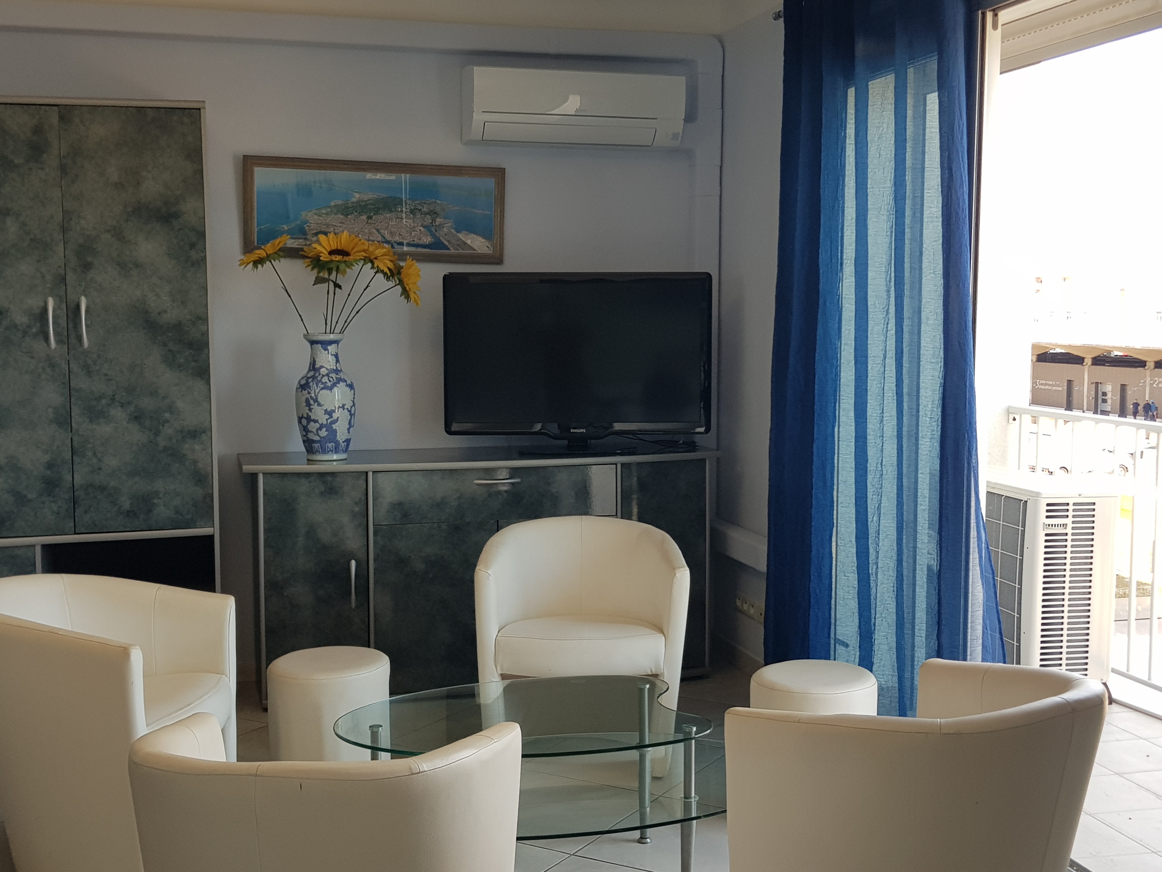 Salon lumineux appartement centre-ville Sète avec wifi haut débit