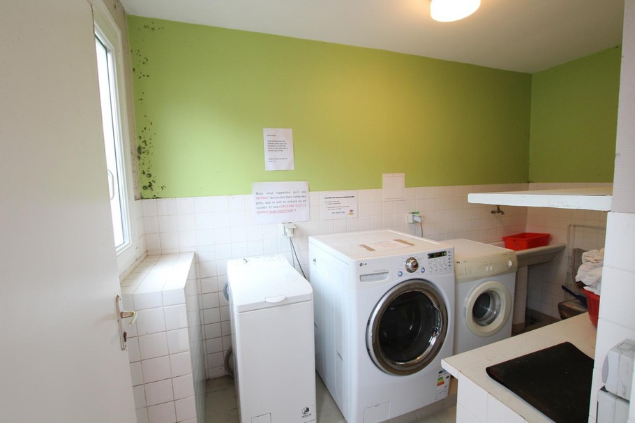 Shared laundry room (washing machine and tumble dryer)