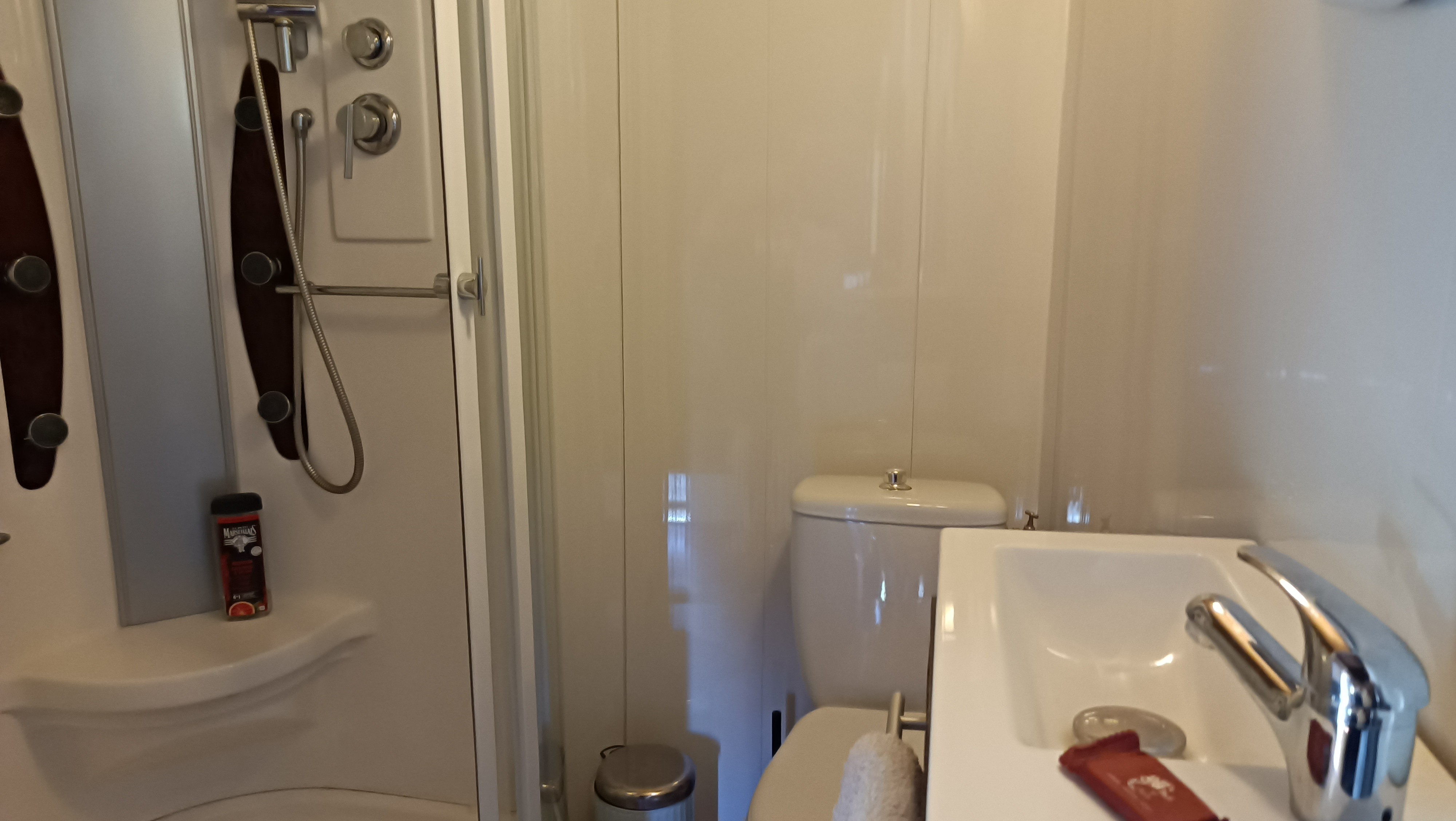 "Chez Guéguette" à Saint Jean Saint Gervais : la 2e salle d'eau  (1e étage)