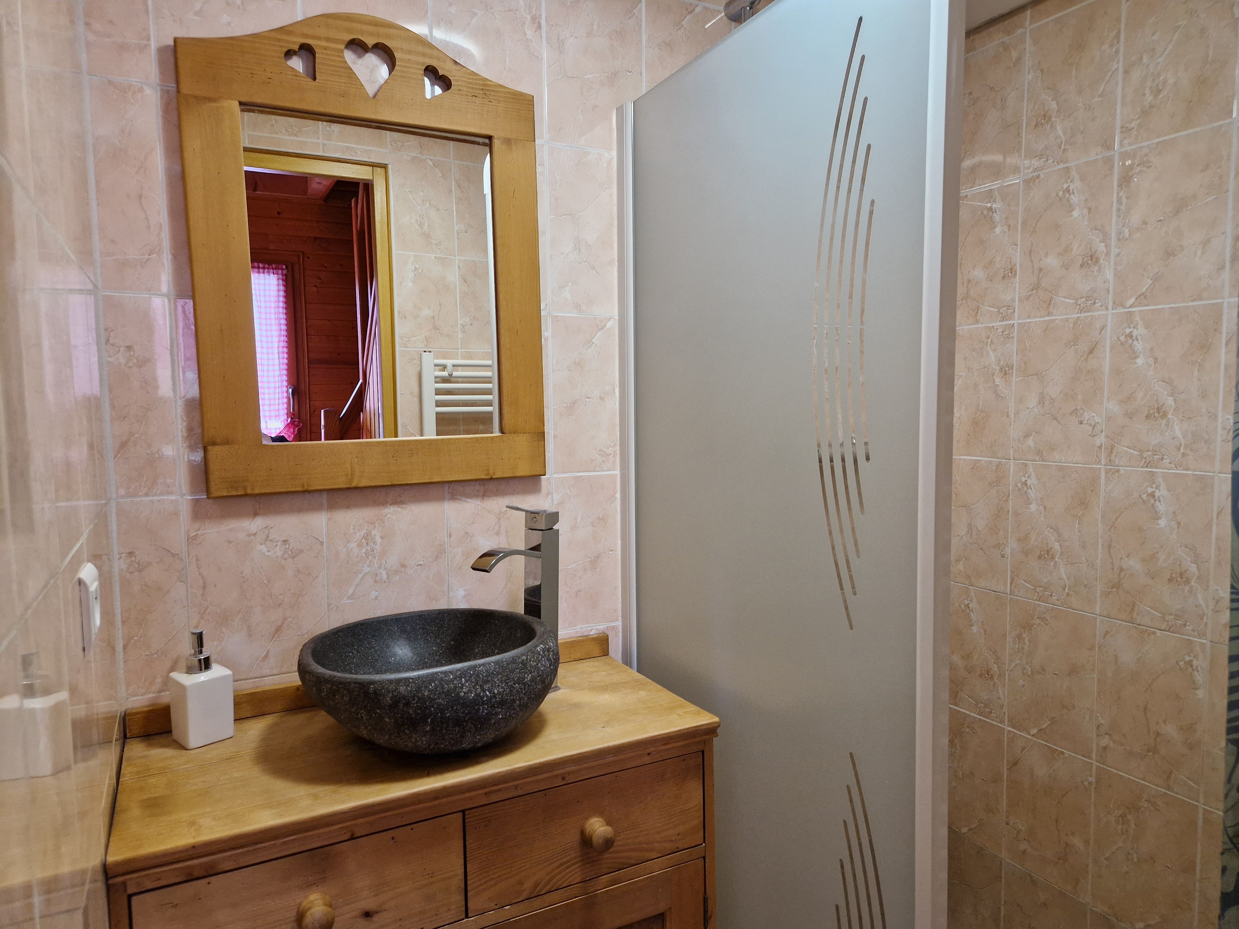 Salle d'eau - Chalet en bois tout confort aux Rouges-Eaux – Nature, jardin, randonnées Vosges