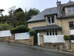 la maison vue de la rue