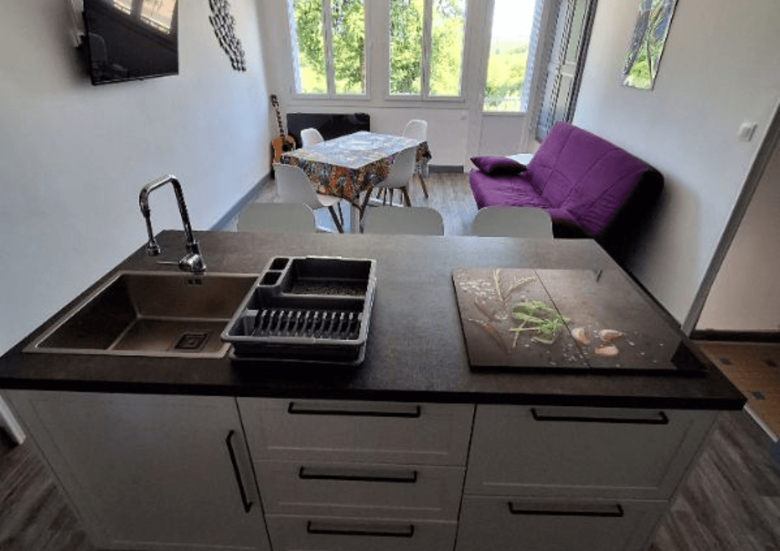 Cuisine ouverte et salon lumineux du gîte Lilas à Saint-Gérons