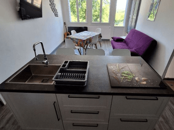 Cuisine ouverte et salon lumineux du gîte Lilas à Saint-Gérons