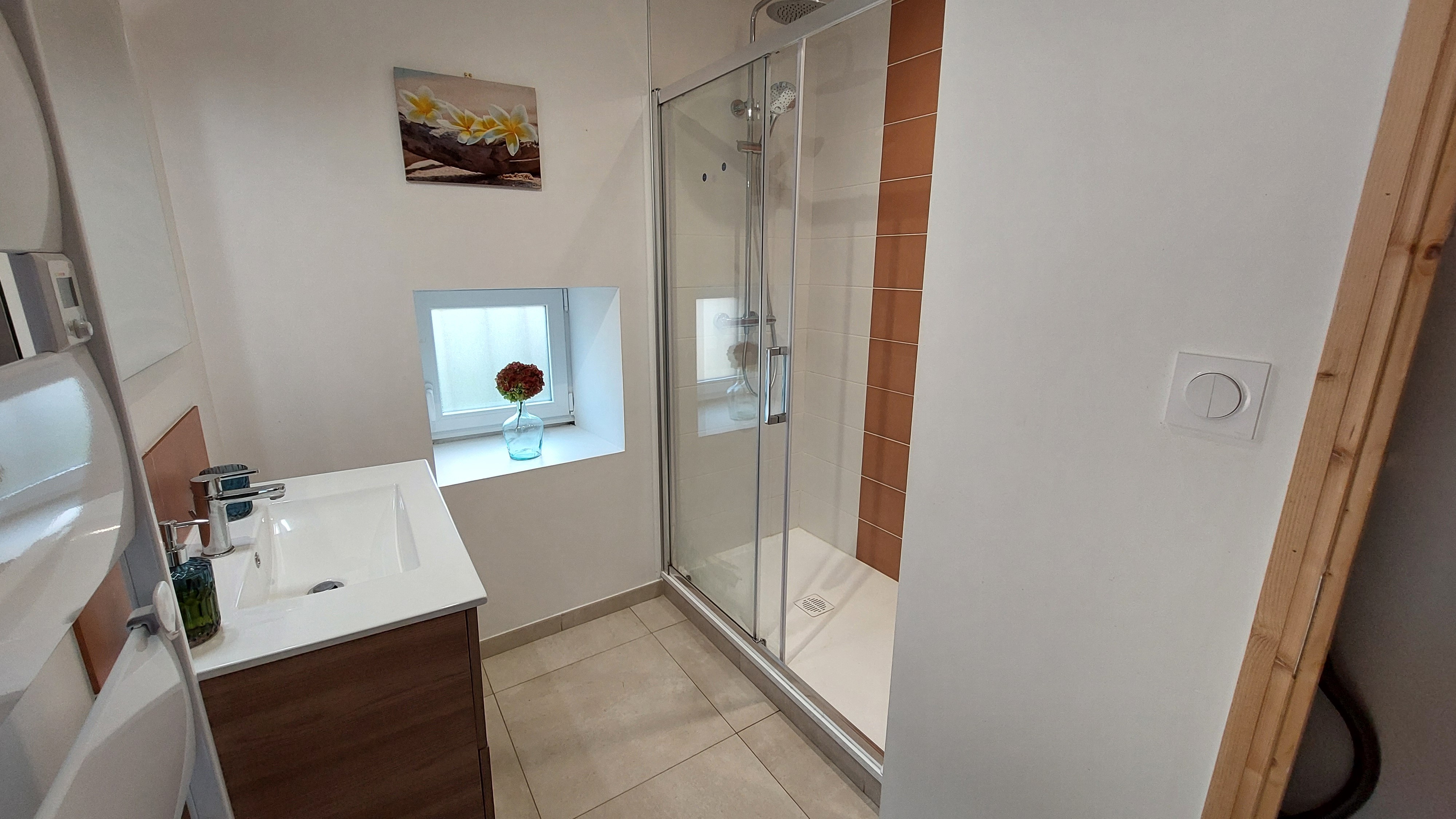 salle d'eau avec douche à l'italienne