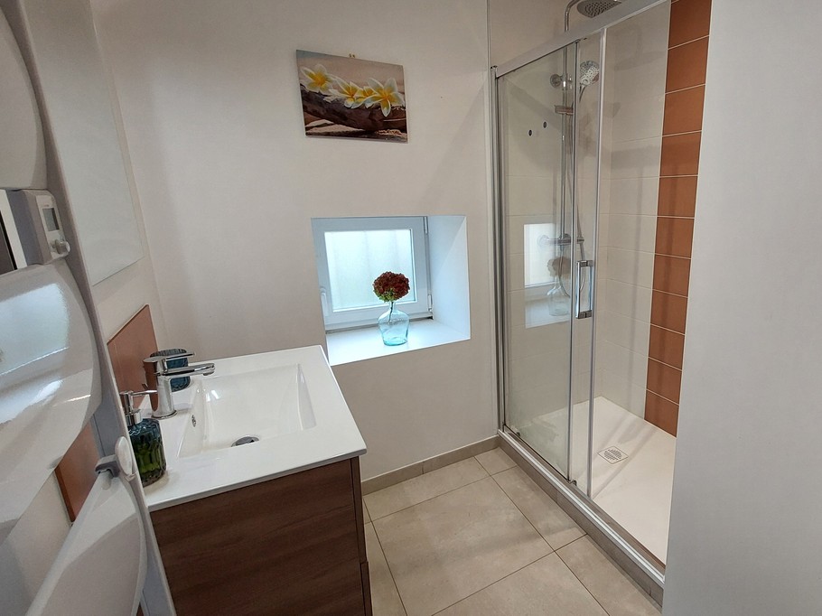 salle d'eau avec douche à l'italienne