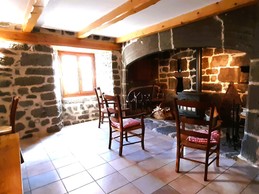 Pièce commune avec TV à écran plat, cheminée d'antan, coin cuisine, ...